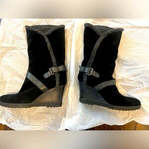 Aquatalia Black Wedge Boots with Buckle Detail || fleece lined
